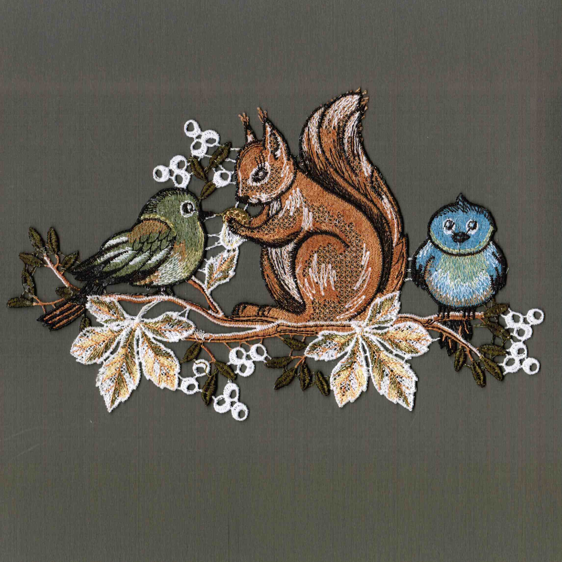 Herbstliche Highlights für Ihr Fenster – Die neuen Fensterbilder 2025 von Plauener Spitze